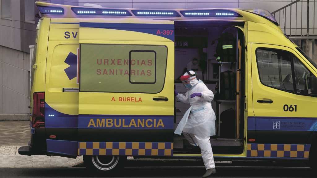 Profesional sanitario atendendo unha emerxencia durante a pandemia (Foto: Carlos Castro / Europa Press).