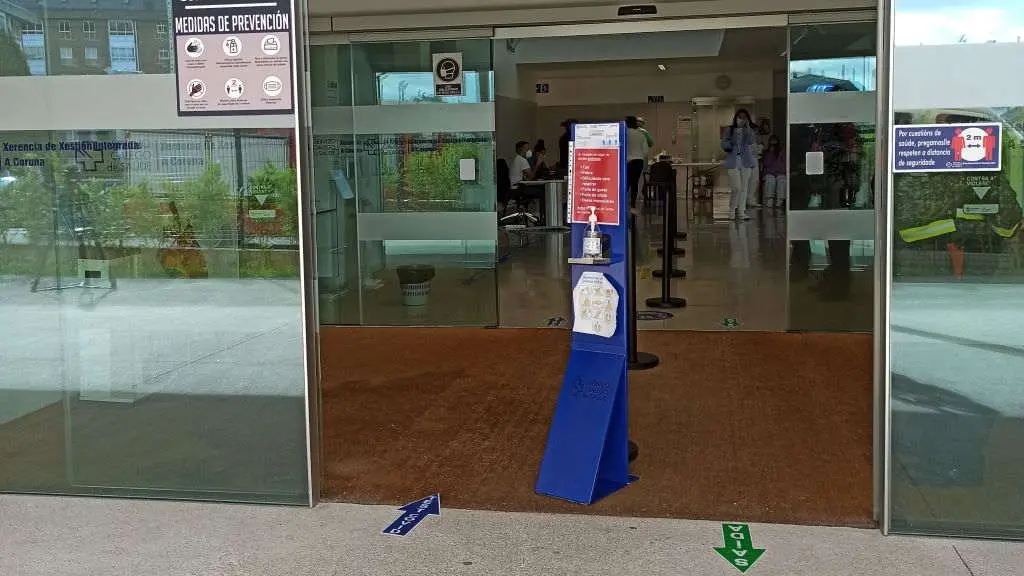 Acceso ao centro de sa&uacute;de do Port&aacute;dego, en Culleredo, en pleno cribado. (Foto: N&oacute;s Diario)  #centro-de-sa&uacute;de #ambulatorio #sergas #sanidade #covid19