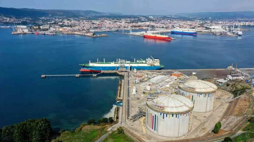 Vista das instalaci&oacute;ns portuarias da r&iacute;a de Ferrol, coa planta de Reganosa e Forestal Atl&aacute;ntico en primeiro plano (Foto: Reganosa)