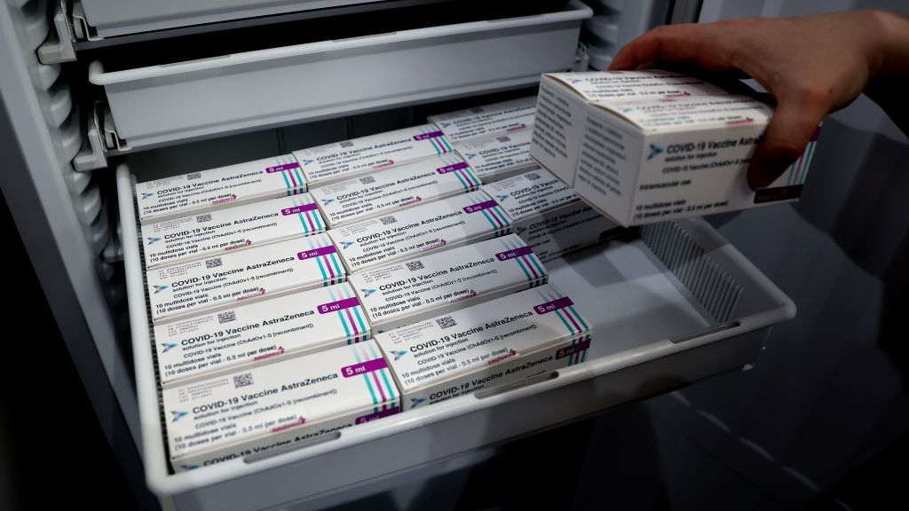 A segunda dose de AstraZeneca comezará a inocularse mañá. (Foto: Ronny Hartmann / dpa) #vacina #vacinación #pandemia #covid19 #coronavirus #astrazeneca