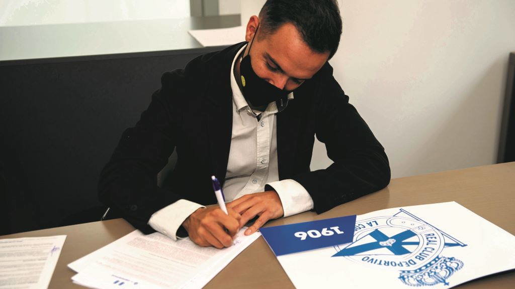 O flamante adestrador branquiazul, asinando o seu contrato. (Foto: Deportivo da Coruña) #borjajiménez #deportivo #depor #rubéndelabarrera #adestrador