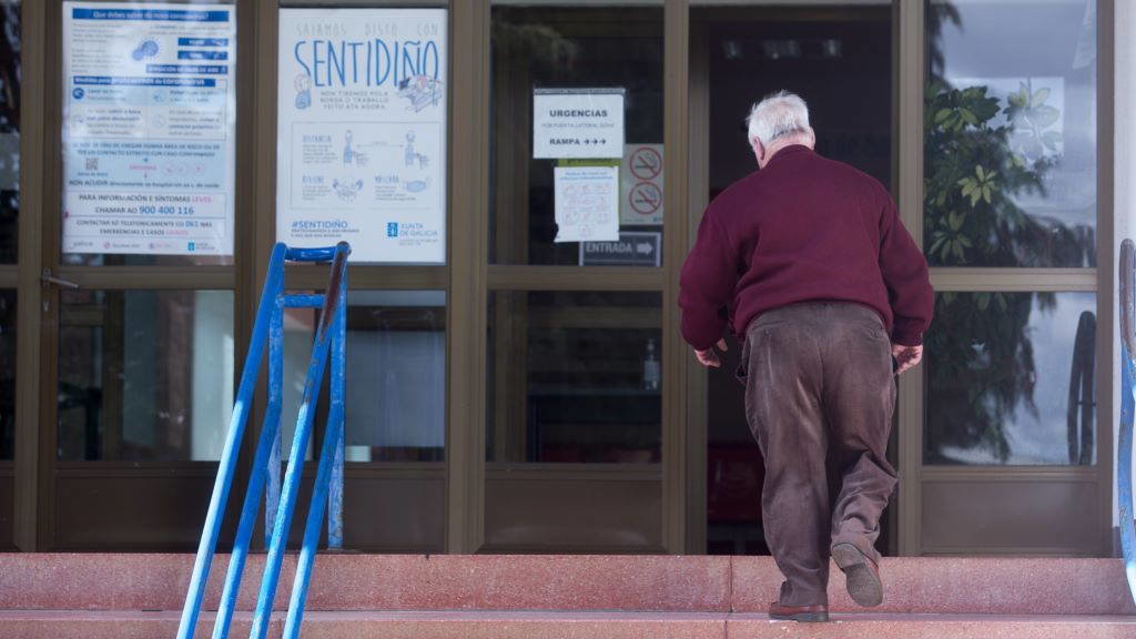 Un home accede ao ambulatorio de Guitiriz. (Foto: Carlos Castro / Europa Press) #centrosaúde #sanidade #xunta #ambulatorio #atenciónprimaria #sergas #saúdepública #guitiriz