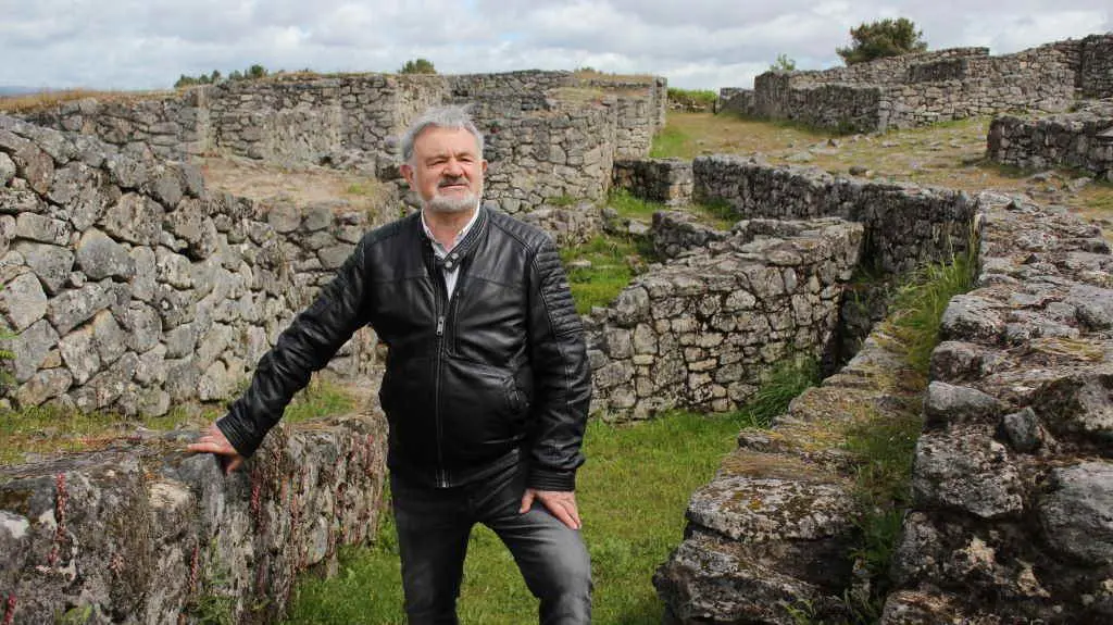 Felipe-Sen&eacute;n, no castro de San Cibrao de Las. (Foto: Laura Barcala) #felipesen&eacute;n #castros #castro #sancibraodelas #coleccion&aacute;bel #conf&iacute;ndosverdescastrosevalerosoclan! #n&oacute;sdiario #galiza