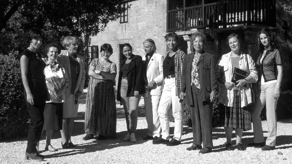 Xela Arias, á esquerda da imaxe, xunto ás once escritoras que en 1997 formaron parte do proxecto 'Daquelas que cantan' (Museo Casa de Rosalía).