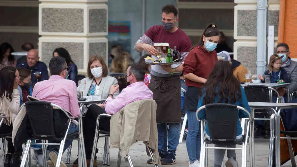 Varias personas na terraza dun bar en Ribadeo. (Carlos Castro/ Europa Press).