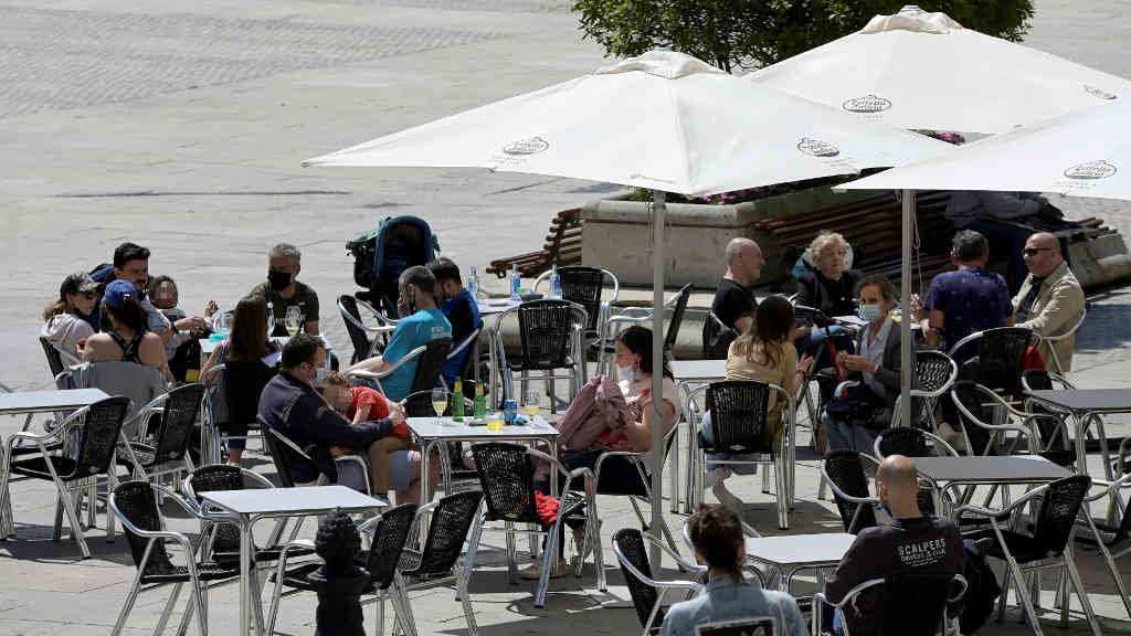 Varias persoas na terraza dun bar, a 29 de maio de 2021, na Coruña (M. Dylan-Europa Press).