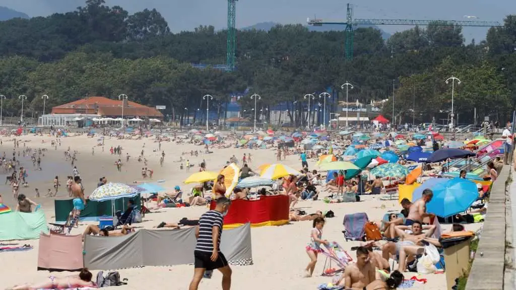 Ba&ntilde;istas na praia de Samil este domingo. (Foto: Marta V&aacute;zquez Rodr&iacute;guez / Europa Press) #confinamento #restrici&oacute;ns #botempo #coronavirus #covid19 #ba&ntilde;o #praia #galiza #vigo #comit&eacute;cl&iacute;nico #sanidade #sergas