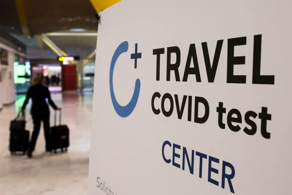 EuropaPress_3727291_cartel_lee_travel_covid_test_center_terminal_t4_aeropuerto_adolfo_suarez
