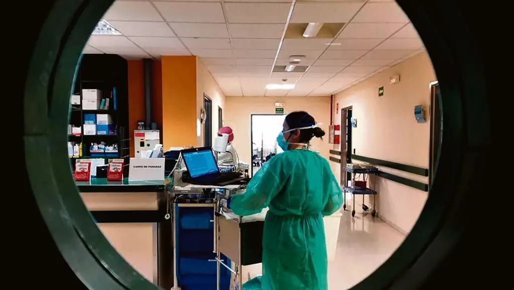 Descende a presi&oacute;n hospitalaria mais medran os ingresos en UCI. (Foto: Santi Alvite).