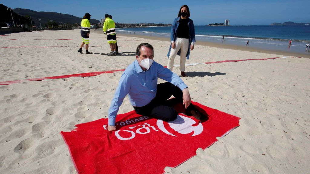 Mentres as restricións baixan pouco a pouco, o alcalde de Vigo xa pensa nunha 'parcelaria' das praias. (Foto: Marta Vázquez Rodríguez / Europa Press)  #coronavirus #covid19 #vacina #vacinación #pandemia #restricións #limitacións #praias #vigo #abelcaballero #sanidade #sergas