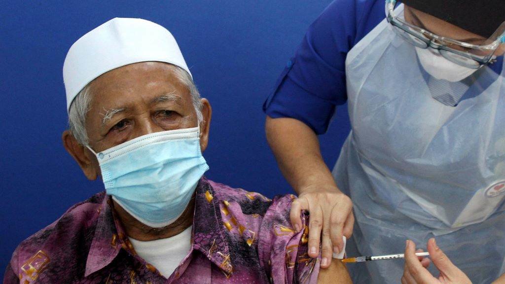 Unha persoa é tratada con Sinovac en Malasia. (Foto: Abdullah Mohd Yusof / BERNAMA / dpa) #vacina #sinovac #vacinación #tratamento #urxencia #oms #malasia #coronavirus #covid19