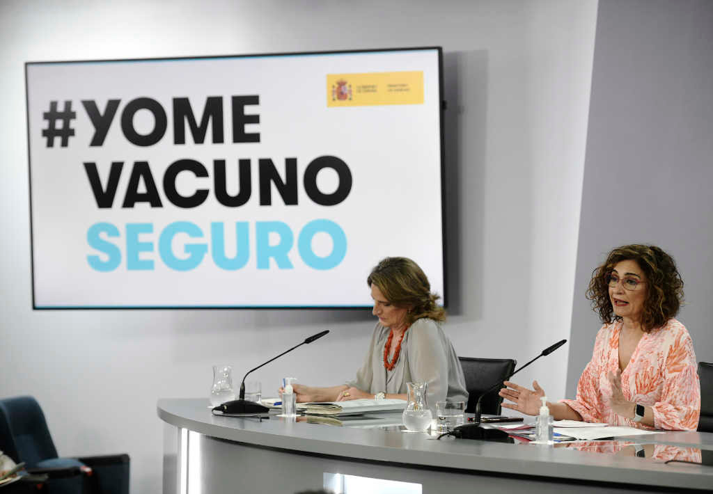 Teresa Ribera, vicepresidenta do Estado, e María Jesús Montero, voceira, despois da xuntanza. (Foto: O. Cañas / POOL / Europa Press)