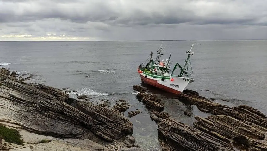 Barco encallado en Burela.