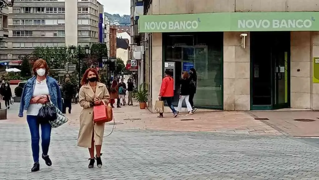 Oficina de Novo Banco en Oviedo (Foto: Xo&aacute;n Roberes).