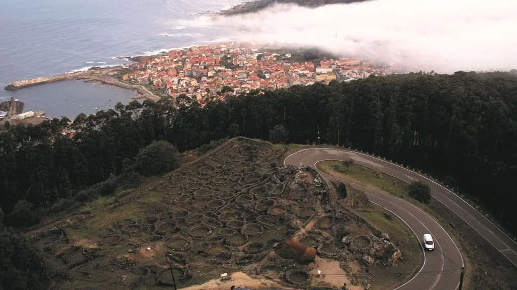 Restos arqueol&oacute;xicos de Santa Trega. Ao fondo, A Guarda. (Foto: N&oacute;s Diario)