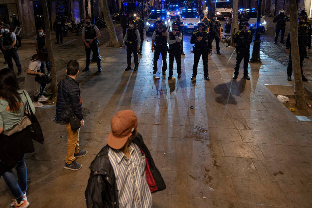 Policías despexan persoas nunha praza de Barcelona hai dúas semanas. (Foto: Lorena Sopêna / Europa Press)