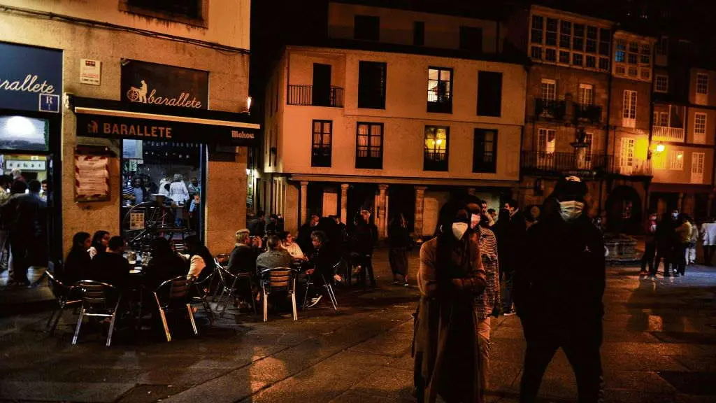 Varias persoas enchen as terrazas dos bares da r&uacute;a do Forno, en Ourense. (Foto: Rosa veiga / Europa Press).