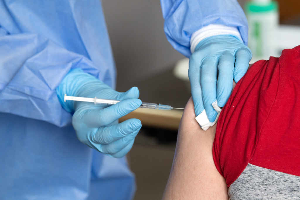 Unha persoa sendo vacinada. (Foto: Federico Gambarini / dpa)