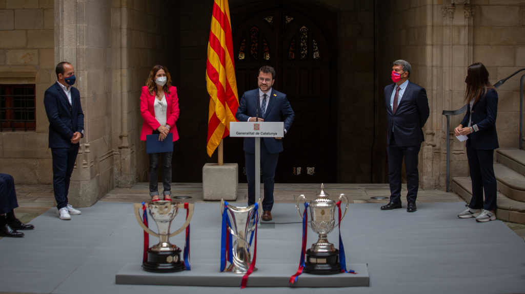 Pere Aragonès nesta sexta feira recibindo a equipa feminina do Fútbol Club Barcelona. (Foto: David Zorrakino / Europa Press)