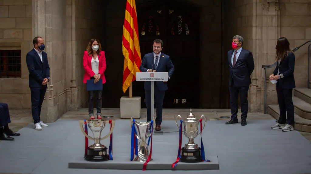 Pere Aragon&egrave;s nesta sexta feira recibindo a equipa feminina do F&uacute;tbol Club Barcelona. (Foto: David Zorrakino / Europa Press)