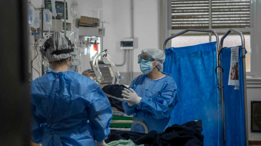 Imaxe de arquivo de doutoras tratando a unha persoa por Covid-19. (Foto: Patricio Murphy / ZUMA Wire / Dpa)