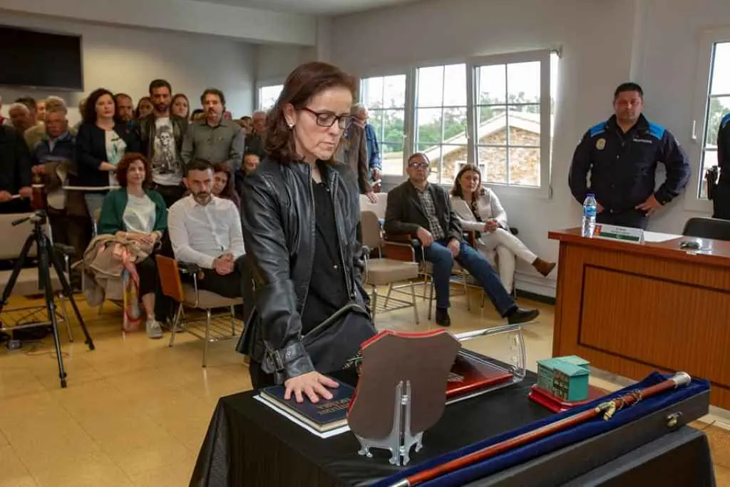 A popular Mar&iacute;a Pose, na toma de posesi&oacute;n da acta de edila ap&oacute;s as &uacute;ltimas elecci&oacute;ns municipais.