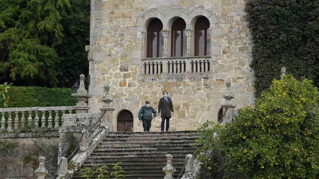 Momento no que entraron as primeiras persoas para facer o inventario do pazo. (Foto: M. Dylan / Europa Press)