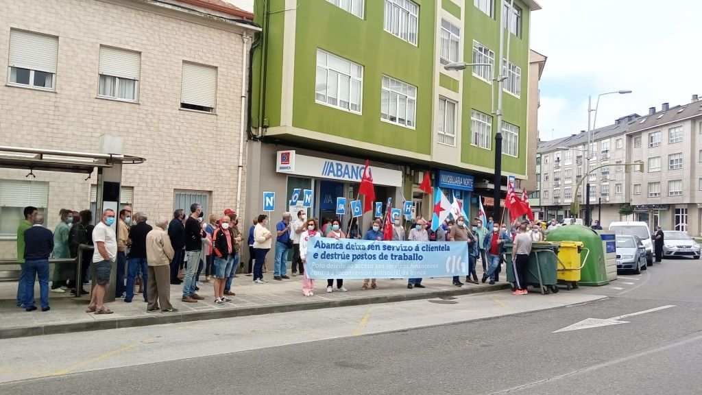 Protesta de clientas da entidade financeira en Catabois, en Ferrol. (Foto: CIG) #abanca #sucursais #feche #cig #clientela #atención #banca #banco #financieira