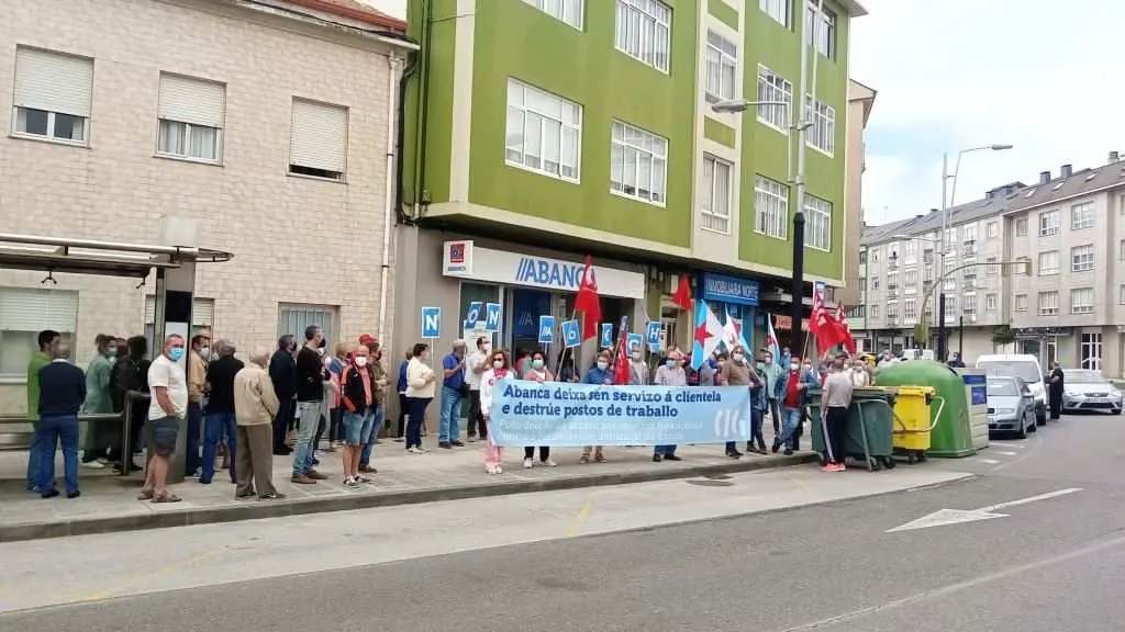 Protesta de clientas da entidade financeira en Catabois, en Ferrol. (Foto: CIG) #abanca #sucursais #feche #cig #clientela #atenci&oacute;n #banca #banco #financieira