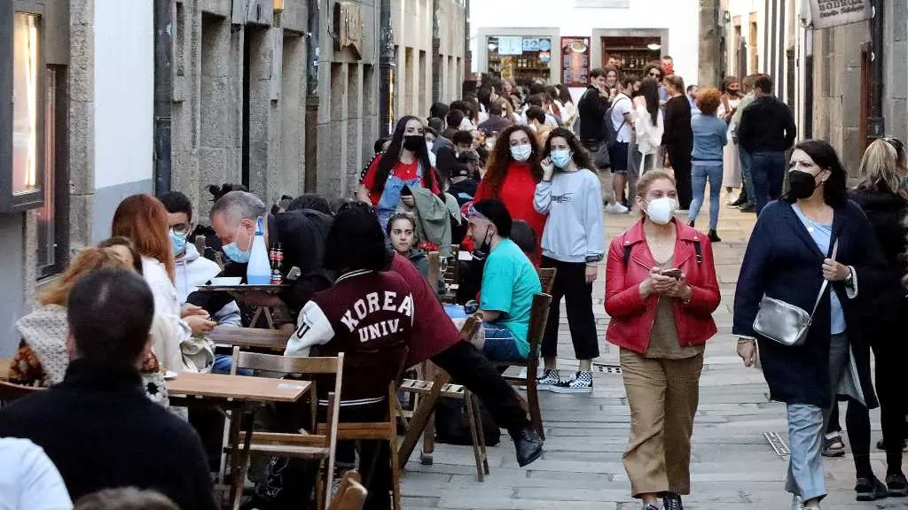 Ampl&iacute;ase a capacidade m&aacute;xima nas terrazas dos locais hostaleiros a 15 persoas; seis en espazos interiores. Na imaxe, unha terraza de Compostela, nesta segunda feira (Foto: Arxina).