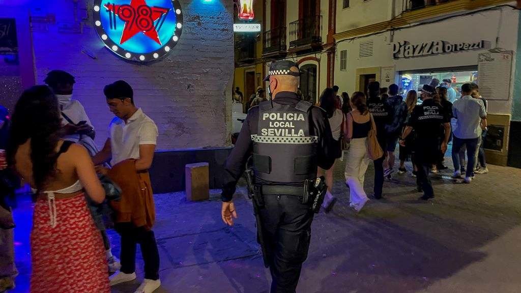 Un axente da Policía Local de Sevilla vixia unha zona de lecer nocturno. (Foto: Eduardo Briones / Europa Press)