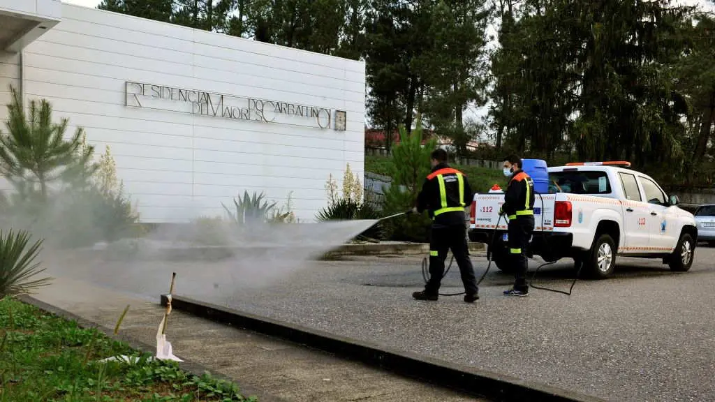 Operarios desinfectan a fachada da residencia do Carballi&ntilde;o en outubro de 2020. (Foto: Rosa Veiga / Europa Press)