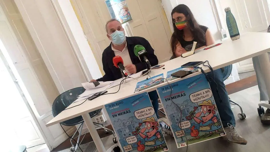 Carlos Bab&iacute;o e Aurora Paz durante a presentaci&oacute;n da manifestaci&oacute;n do 19 de xu&ntilde;o.