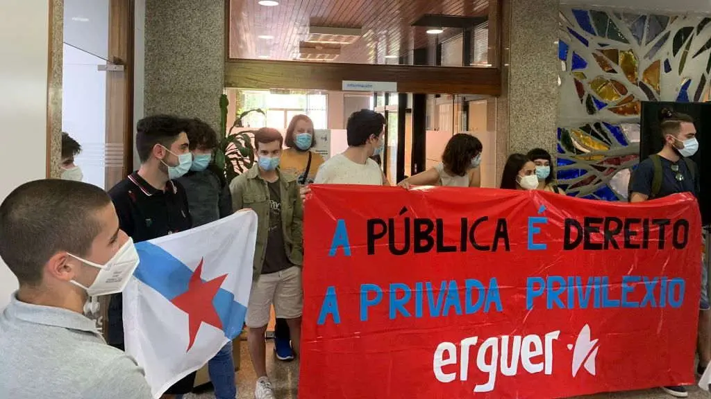 Estudantes durante a ocupaci&oacute;n simb&oacute;lica da Escola de Negocios Afundaci&oacute;n de Vigo. (Foto: N&oacute;s Diario).