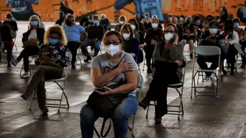 Persoas agardando ap&oacute;s recibir a vacina en Ourense. (Foto: Rosa Veiga / Europa Press) #vacina #vacinaci&oacute;n #sergas #sanidadep&uacute;blica #coronavirus #covid19 #ourense #consellar&iacute;adesanidade #xunta