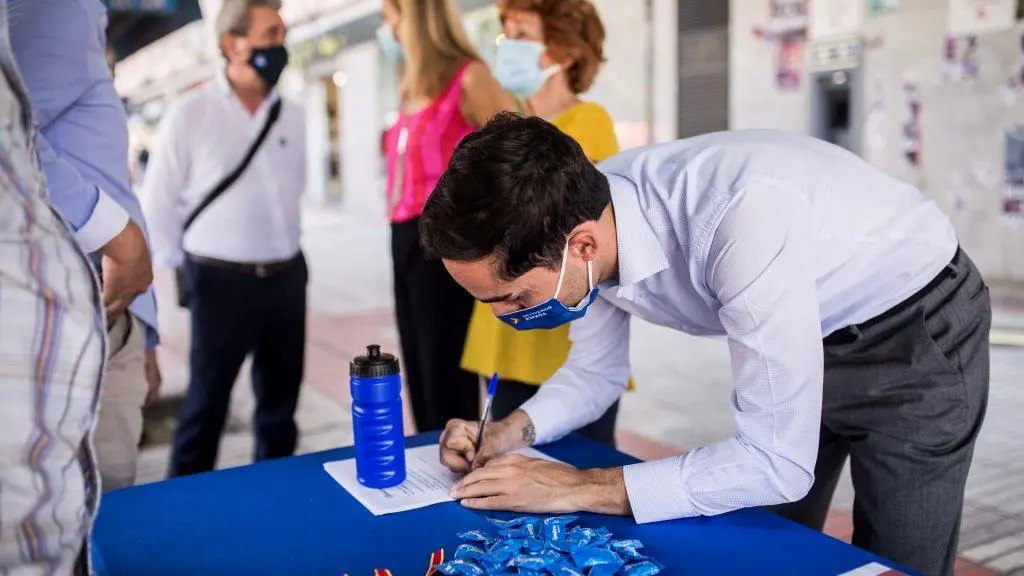 Recollida de sinaturas do PP contra o indulto. (Foto: Alejandro Mart&iacute;nez V&eacute;lez / Europa Press) #proc&eacute;s #indulto #pp #psdeg #manifesto #presos #catalunya