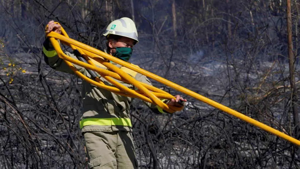 Un brigadista ap&oacute;s a intervenci&oacute;n nun lume na comarca de Compostela. (Foto: &Aacute;lvaro Ballesteros / Europa Press) #incendio #compostela #lume #forestal #galiza #spif #prevenci&oacute;ndeincendios #xunta #mediorural #brigadista