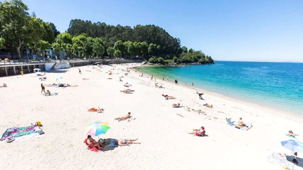 A Xunta recomenda grupos que non superen as quince persoas non conviventes nas praias. Na imaxe, unha praia de Mar&iacute;n, o pasado s&aacute;bado (Foto: Beatriz Ciscar / Europa Press).