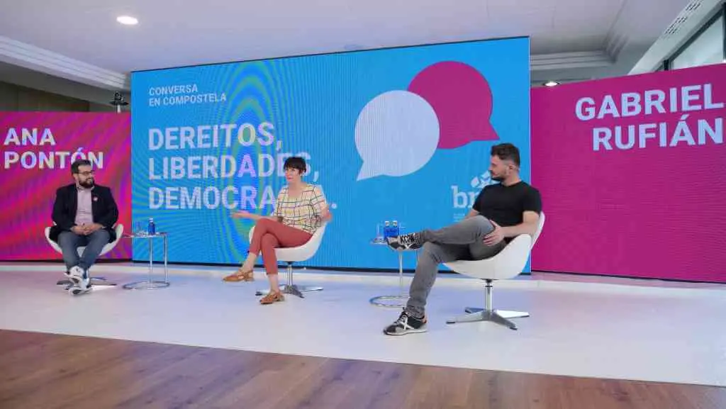 Ana Pont&oacute;n (BNG) e Gabriel Rufi&aacute;n durante o coloquio en Compostela (Foto: BNG)