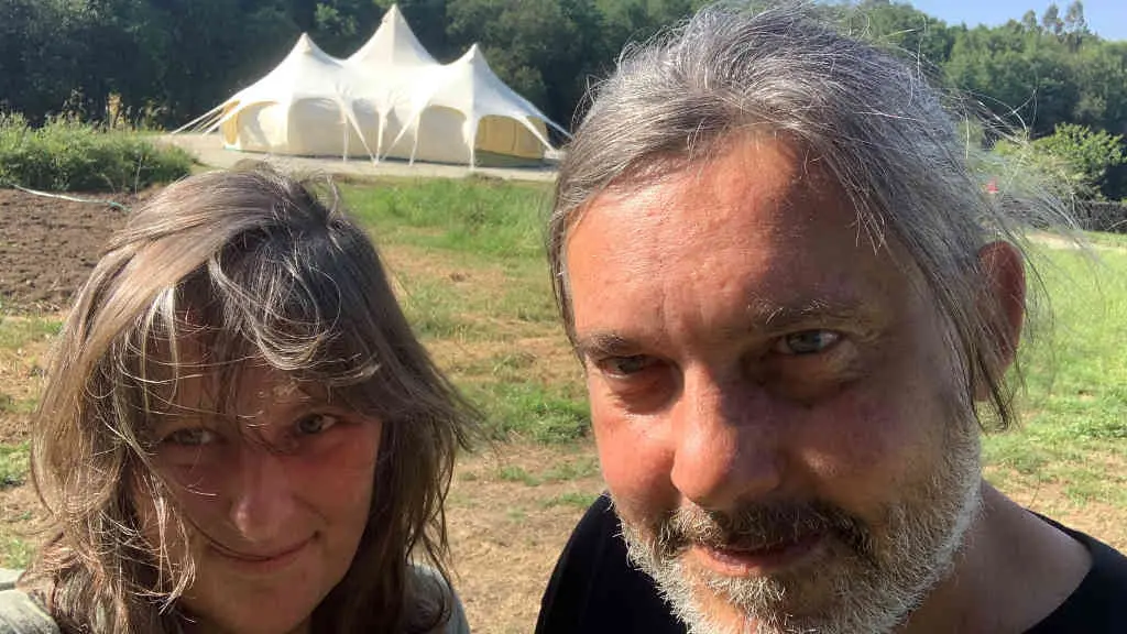 Llerena Perozo e Andr&eacute;s Duro coa carpa ao fondo na que realizar&aacute;n os eventos na Gargalleira (N&oacute;s Diario).