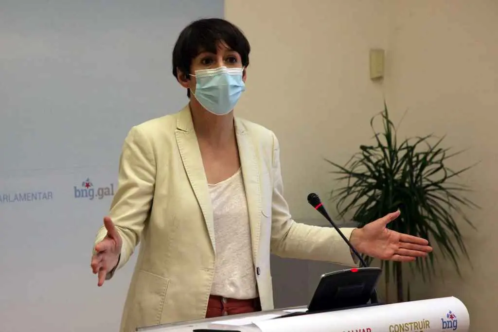 Ana Pont&oacute;n, en rolda de prensa no Parlamento galego (Foto; Arxina)