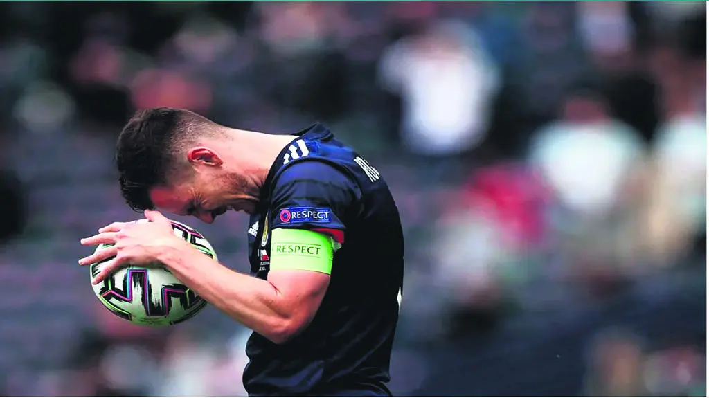 Robertson, capit&aacute;n de Escocia, desolado logo de caer no regreso da 'Tartan Army' &aacute; Euro 25 anos despois. (Foto: UEFA).