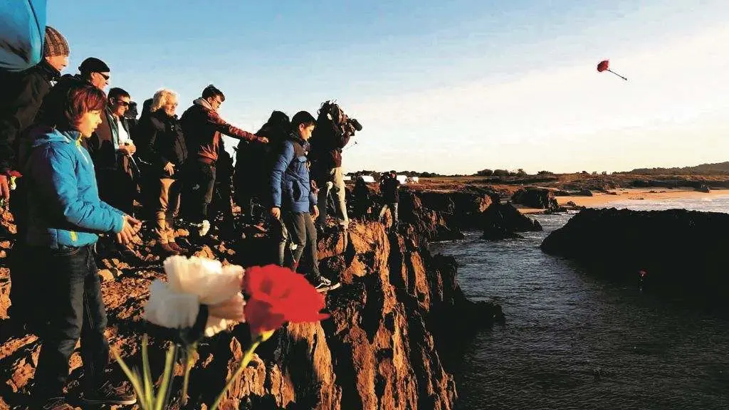 Homenaxe a Ram&oacute;n Sampedro na praia das Furnas, Porto do Son, con motivo do D&iacute;a da morte digna de 2019. (Foto: Europa Press) #eutanasia #leideeutanasia #dereito #mortedigna #suicidioasistido