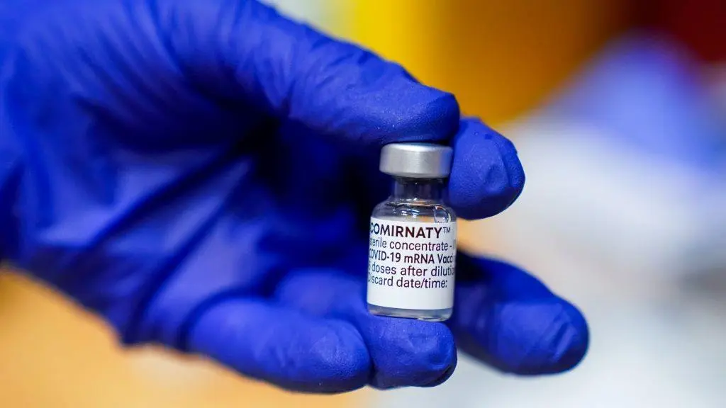 Unha sanitaria cunha dose da vacina. (Foto: A. P&eacute;rez Meca / Europa Press) #vacinaci&oacute;n #coronavirus #vacina #prioridades #ong #savethechildren #coronavirus #covid19