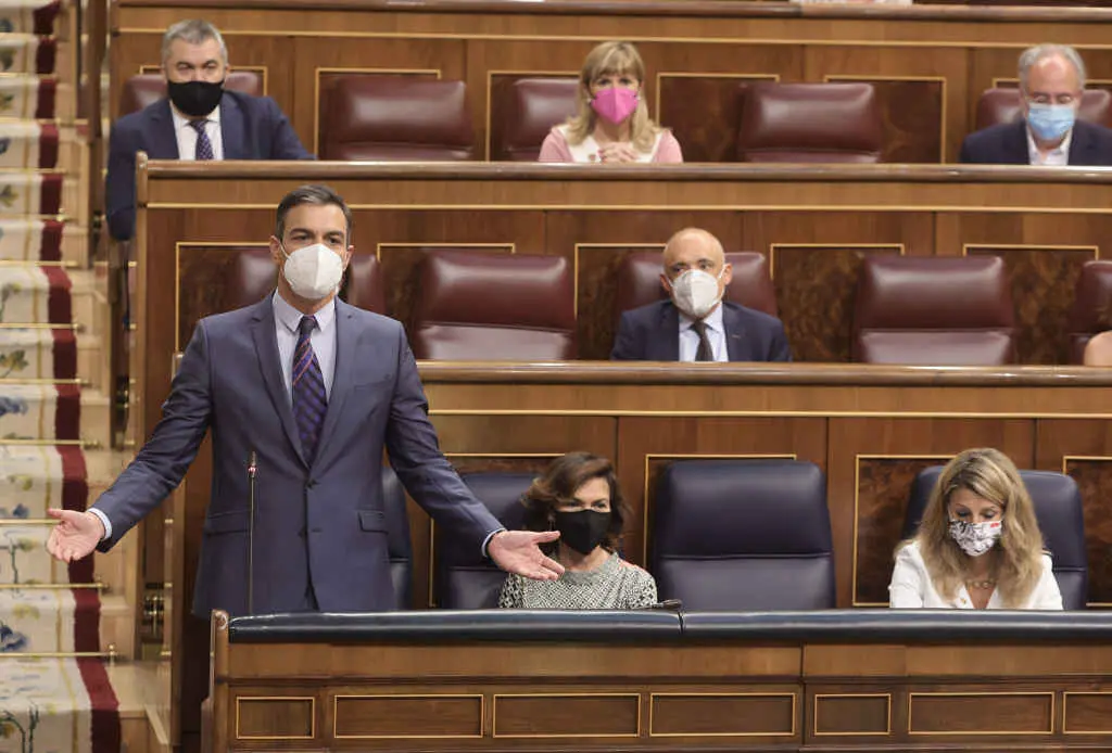 Pedro S&aacute;nchez onte no Congreso xunto a Carmen Calvo e Yolanda D&iacute;az. (Foto: E. Parra. POOL / Europa Press)