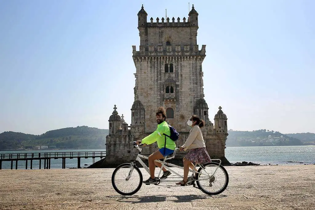 EuropaPress_3634247_personas_bicicleta_torre_belem_lisboa (1)