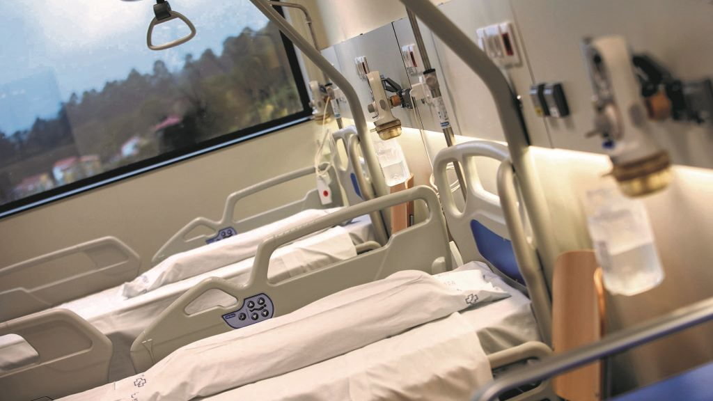 Cuarto dun hospital galego con dúas camas  dispoñíbeis para  o ingreso de pacientes. (Foto: Ana Varela / Xunta da Galiza).