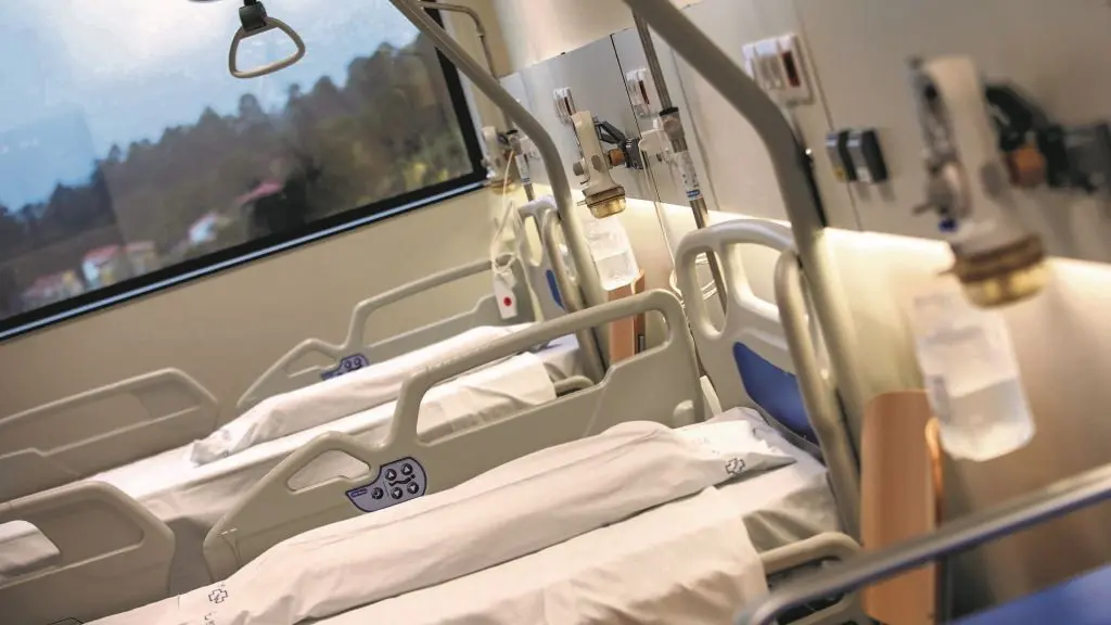 Cuarto dun hospital galego con d&uacute;as camas  dispo&ntilde;&iacute;beis para  o ingreso de pacientes. (Foto: Ana Varela / Xunta da Galiza).
