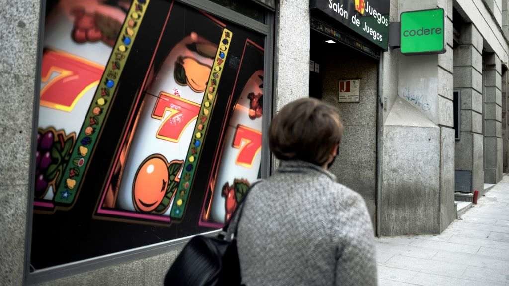 Unha muller pasa por diante dun salón de xogos en Madrid. (Foto: Óscar Cañas / Europa Press) #xogo #azar #saladexogos #apostas #casino #horarios #restricións #coronavirus #xunta