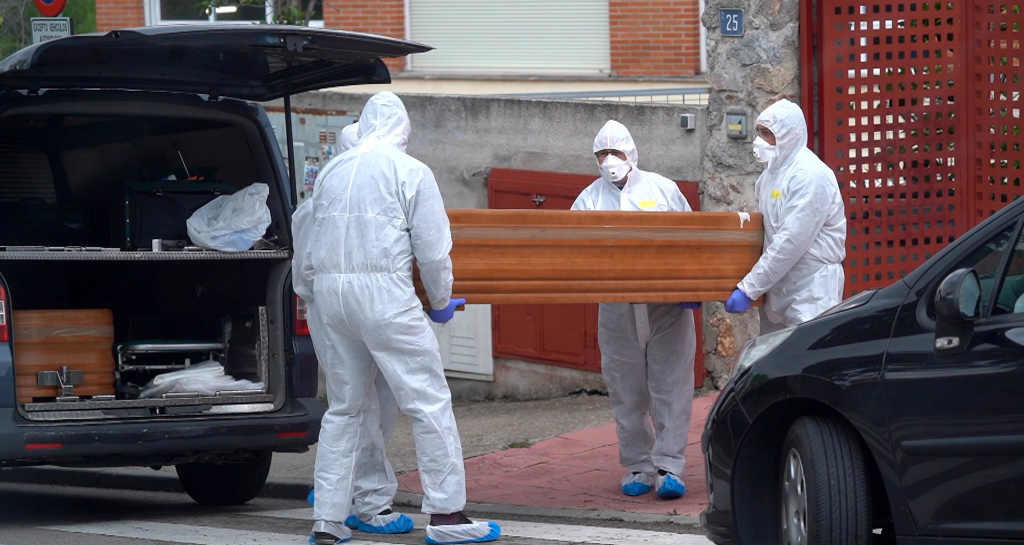 Traslado de falecidos nunha residencia de Madrid en abril de 2020, durante o comezo da pandemia. (Foto: Ángel Díaz Briñas / Europa Press)